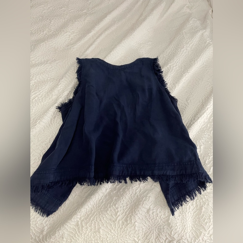 Navy blue, women’s tank top. Size XS, only worn twice! Great condition.